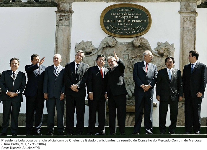 Presidente Lula posa para foto oficial com os Chefes de Estado participantes da reunião do Conselho do Mercado Comum do Mercosul.jpg