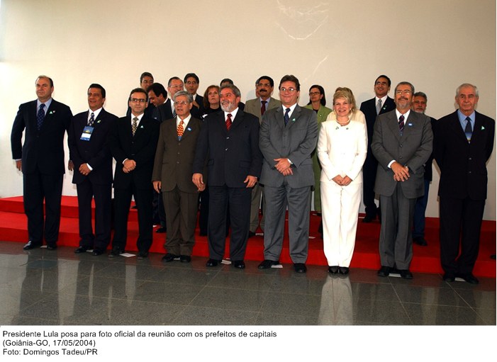 Presidente Lula posa para foto oficial da reunião com os prefeitos de capitais.jpg