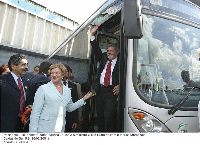 Presidente Lula, primeira-dama, Marisa Letícia e o ministro Olívio Dutra deixam a fábrica Marcopolo.jpg