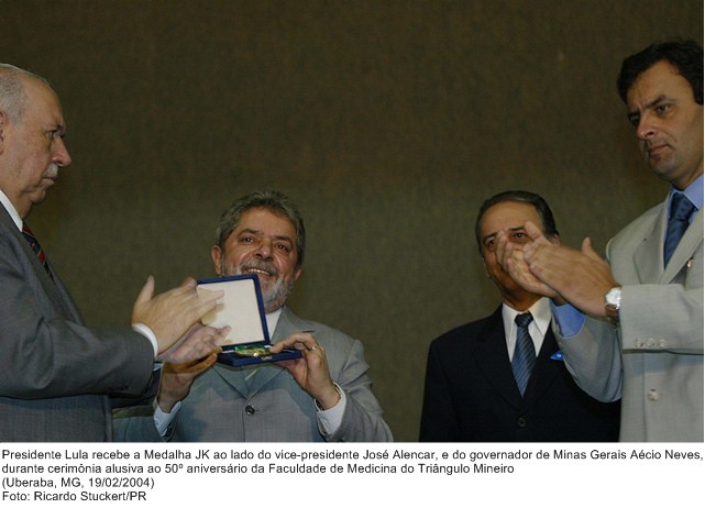 Presidente Lula recebe a Medalha JK ao lado do vice-presidente José Alencar, e do governador de Minas Gerais Aécio Neves, durante cerimônia alusiva ao 50º aniversário da Faculdade de Medicina.jpg