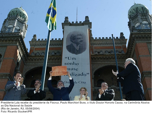 Presidente Lula recebe do presidente da Fiocruz, Paulo Marchiori Buss, o título Doutor Honoris Causa, na Cerimônia Alusiva ao Dia Nacional da Saúde.jpg