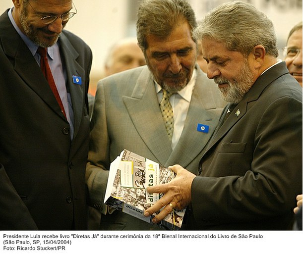 Presidente Lula recebe livro Diretas Já durante cerimônia da 18ª Bienal Internacional do Livro de São Paulo.jpg