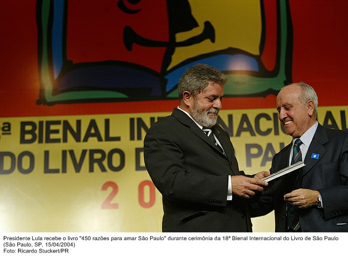 Presidente Lula recebe o livro 450 razões para amar São Paulo durante cerimônia da 18ª Bienal Internacional do Livro de São Paulo.jpg