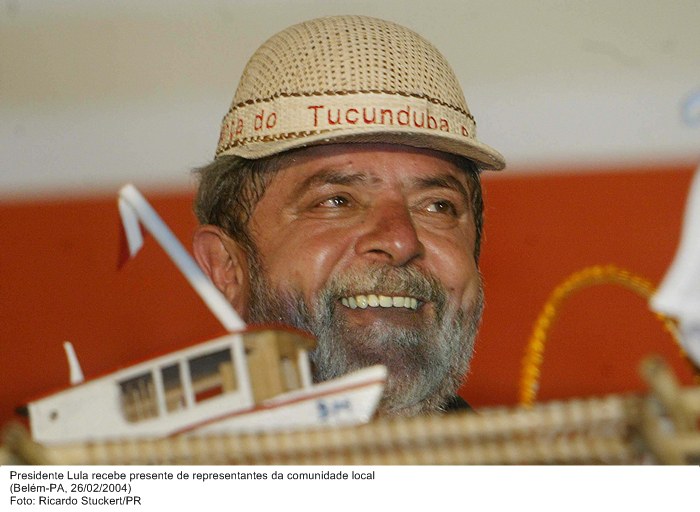 Presidente Lula recebe presente de representantes da comunidade local.jpg