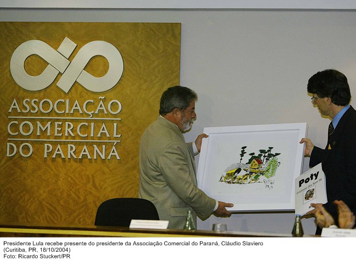 Presidente Lula recebe presente do presidente da Associação Comercial do Paraná, Cláudio Slaviero.jpg