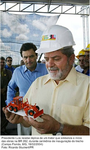 Presidente Lula recebe réplica de um trator que simboliza o início das obras na BR 262, durante cerimônia de inauguração do trecho.jpg