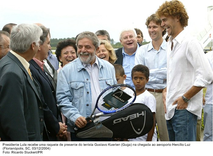 Presidente Lula recebe uma raquete de presente do tenista Gustavo Kuerten (Guga) na chegada ao aeroporto Hercílio Luz.jpg
