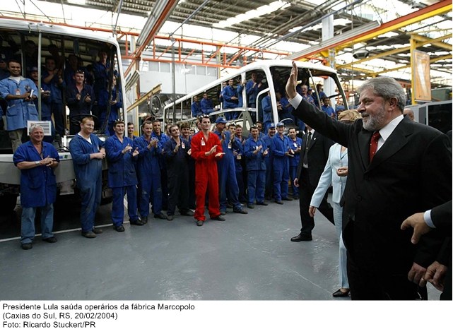 Presidente Lula saúda operários da fábrica Marcopolo.jpg