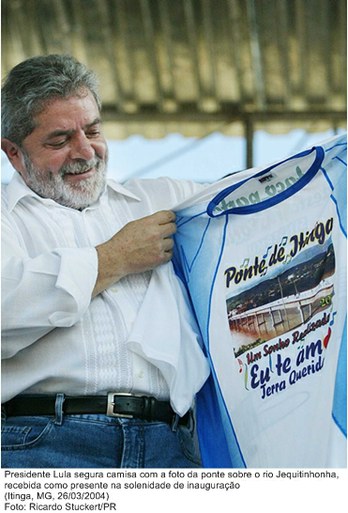 Presidente Lula segura camisa com a foto da ponte sobre o rio Jequitinhonha, recebida como presente na solenidade de inauguração.jpg