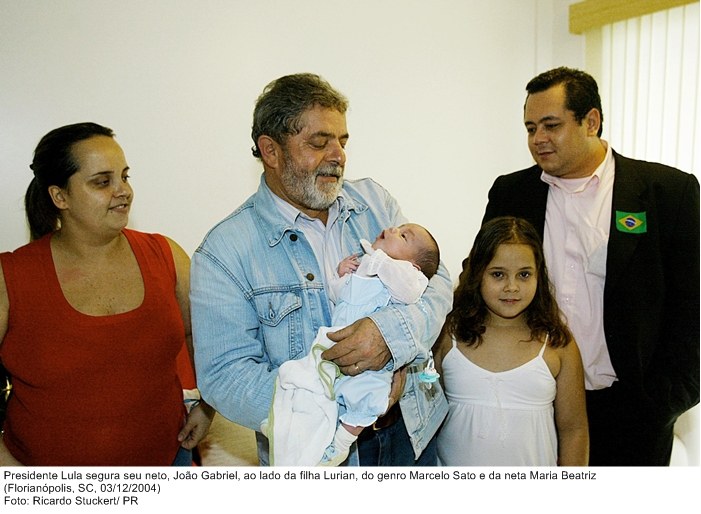Presidente Lula segura seu neto, João Gabriel, ao lado da filha Lurian, do genro Marcelo Sato e da neta Maria Beatriz.jpg