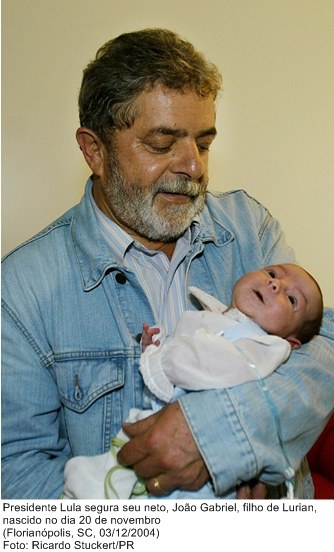 Presidente Lula segura seu neto, João Gabriel, filho de Lurian, nascido no dia 20 de novembro.jpg