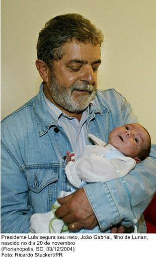 Presidente Lula segura seu neto, João Gabriel, filho de Lurian, nascido no dia 20 de novembro.jpg