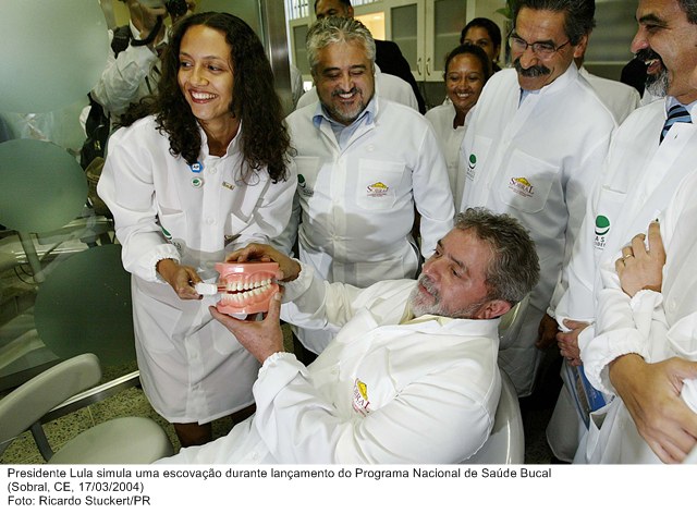 Presidente Lula simula uma escovação durante lançamento do Programa Nacional de Saúde Bucal.jpg