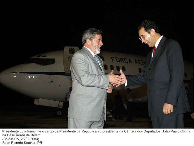 Presidente Lula transmite o cargo de Presidente da República ao presidente da Câmara dos Deputados, João Paulo Cunha, na Base Aérea de Belém.jpg