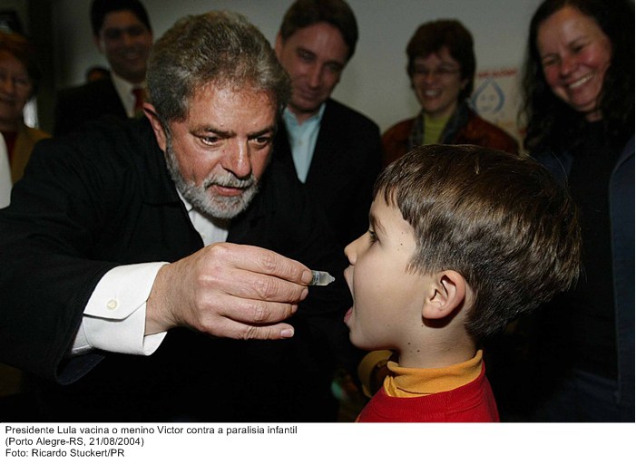 Presidente Lula vacina o menino Victor contra a paralisia infantil.jpg