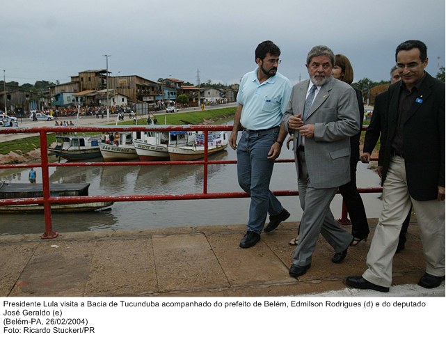 Presidente Lula visita a Bacia de Tucunduba acompanhado do prefeito de Belém, Edmilson Rodrigues (d) e do deputado José Geraldo (e).jpg