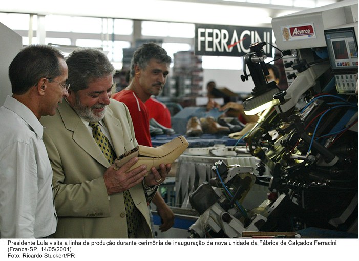 Presidente Lula visita a linha de produção durante cerimônia de inauguração da nova unidade da Fábrica de Calçados Ferracini.jpg
