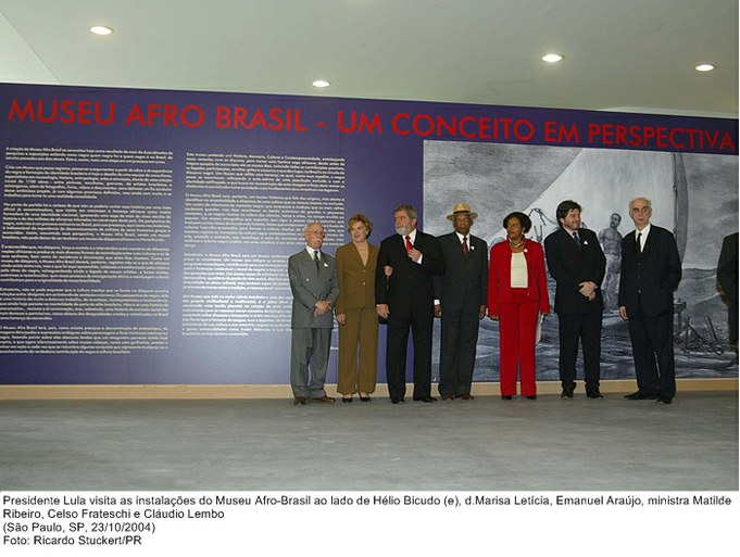 Presidente Lula visita as instalações do Museu Afro-Brasil ao lado de Hélio Bicudo (e), d.Marisa Letícia, Emanuel Araújo, ministra Matilde Ribeiro, Celso Frateschi e Cláudio Lembo.jpg