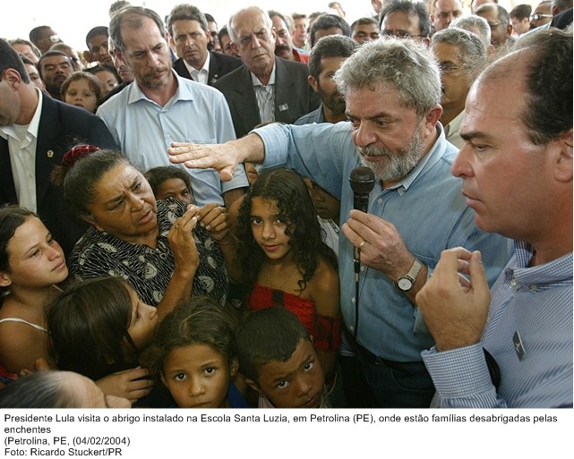 Presidente Lula visita o abrigo instalado na Escola Santa Luzia, em Petrolina (PE), onde estão famílias desabrigadas pelas enchentes.jpg