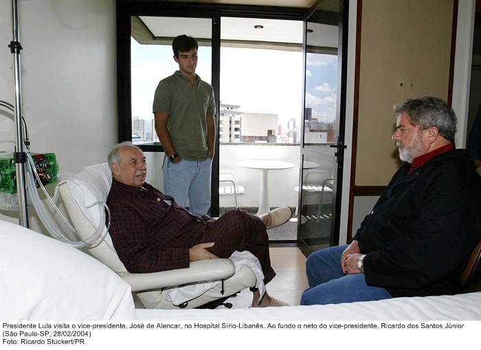 Presidente Lula visita o vice-presidente, José de Alencar, no Hospital Sírio-Libanês. Ao fundo o neto do vice-presidente, Ricardo dos Santos Júnior.jpg