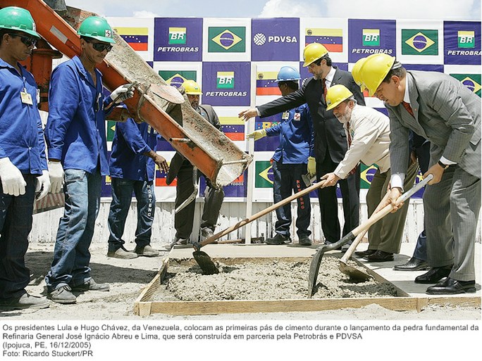 Os presidentes Lula e Hugo Chávez, da Venezuela, colocam as primeiras pás de cimento durante o lançamento da pedra fundamental da Refinaria General José Ignácio Abreu e Lima.jpg