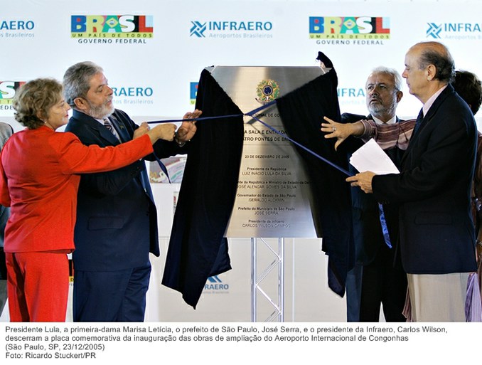 Presidente Lula, a primeira-dama Marisa Letícia, o prefeito de São Paulo, José Serra, e o presidente da Infraero, Carlos Wilson, descerram a placa comemorativa da inauguração das obras.jpg