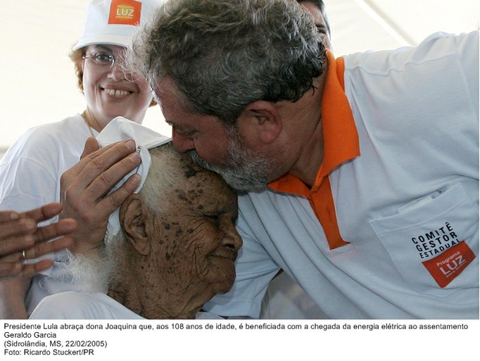 Presidente Lula abraça dona Joaquina que, aos 108 anos de idade, é beneficiada com a chegada da energia elétrica ao assentamento Geraldo Garcia.jpg