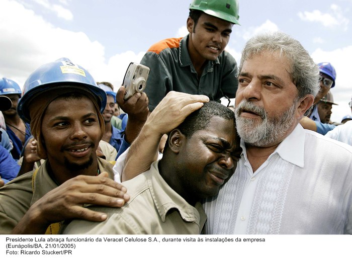 Presidente Lula abraça funcionário da Veracel Celulose S.A., durante visita às instalações da empresa.jpg