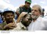Presidente Lula abraça funcionário da Veracel Celulose S.A., durante visita às instalações da empresa.jpg