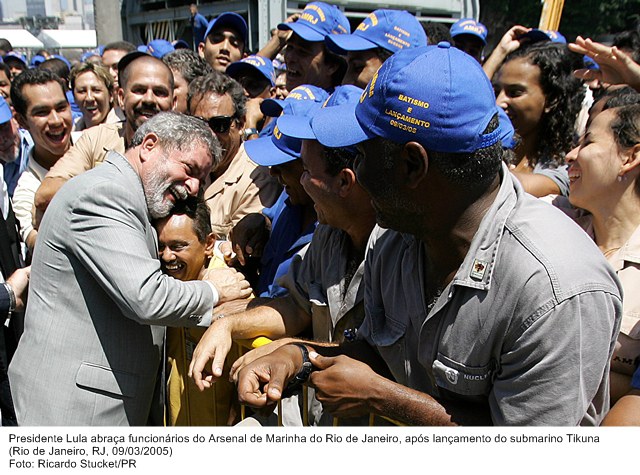 Presidente Lula abraça funcionários do Arsenal de Marinha do Rio de Janeiro, após lançamento do submarino Tikuna.jpg