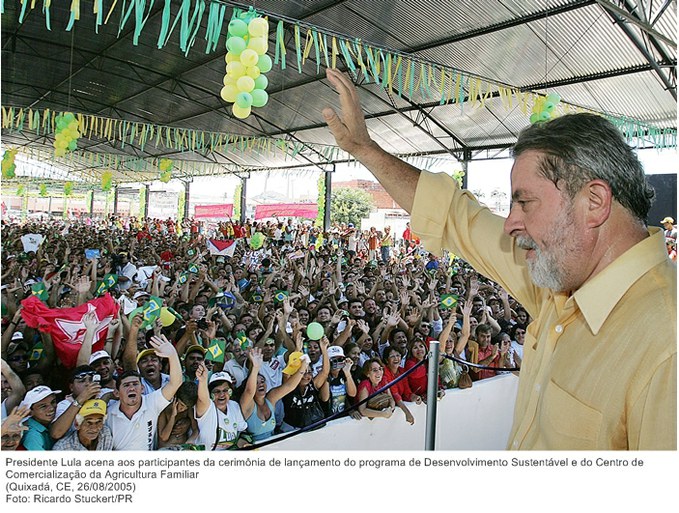 Presidente Lula acena aos participantes da cerimônia de lançamento do programa de Desenvolvimento Sustentável e do Centro de Comercialização da Agricultura Familiar.jpg