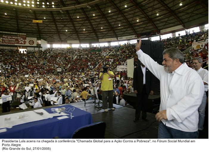 Presidente Lula acena na chegada à conferência Chamada Global para a Ação Contra a Pobreza, no Fórum Social Mundial em Porto Alegre.jpg