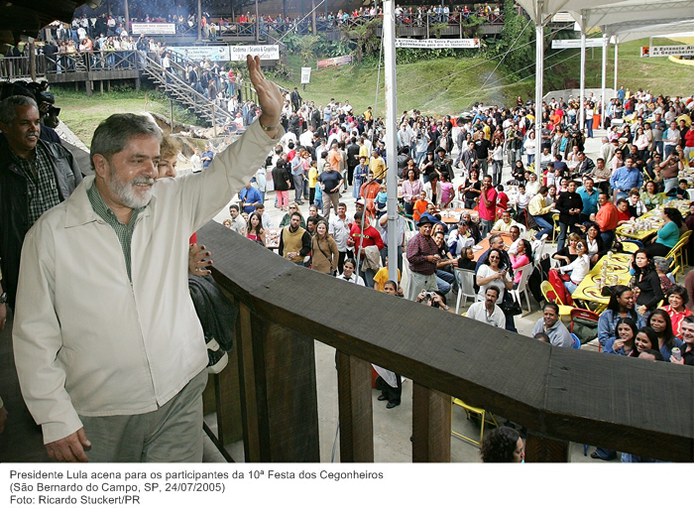 Presidente Lula acena para os participantes da 10ª Festa dos Cegonheiros.jpg