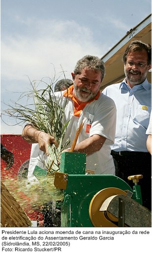 Presidente Lula aciona moenda de cana na inauguração da rede de eletrificação do Assentamento Geraldo Garcia.jpg