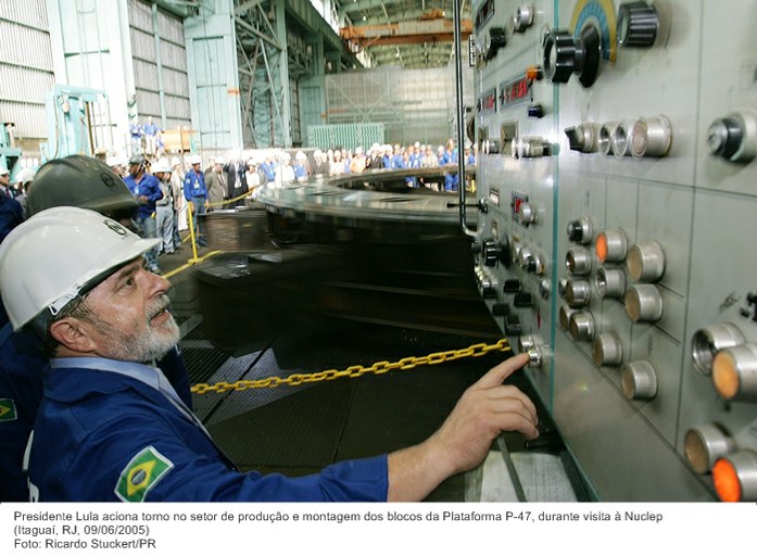 Presidente Lula aciona torno no setor de produção e montagem dos blocos da Plataforma P-47, durante visita à Nuclep.jpg