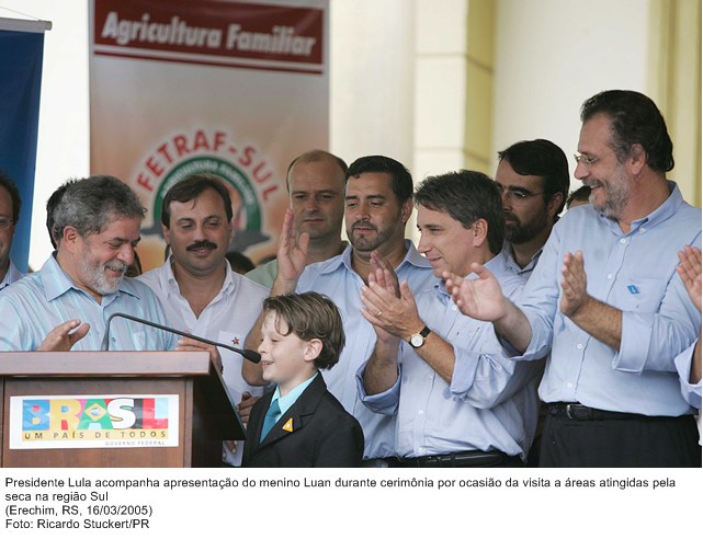 Presidente Lula acompanha apresentação do menino Luan durante cerimônia por ocasião da visita a áreas atingidas pela seca na região Sul.jpg