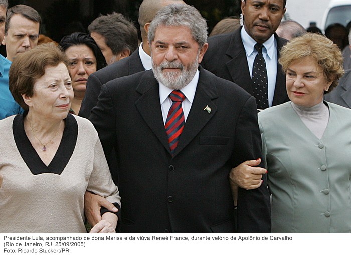 Presidente Lula, acompanhado de dona Marisa e da viúva Reneè France, durante velório de Apolônio de Carvalho.jpg