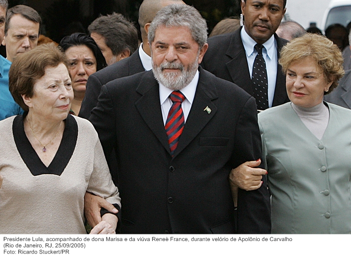Presidente Lula, acompanhado de dona Marisa e da viúva Reneè France, durante velório de Apolônio de Carvalho.jpg