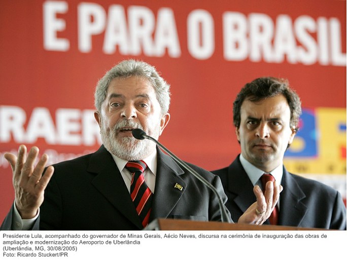 Presidente Lula, acompanhado do governador de Minas Gerais, Aécio Neves, discursa na cerimônia de inauguração das obras de ampliação e modernização do Aeroporto de Uberlândia.jpg