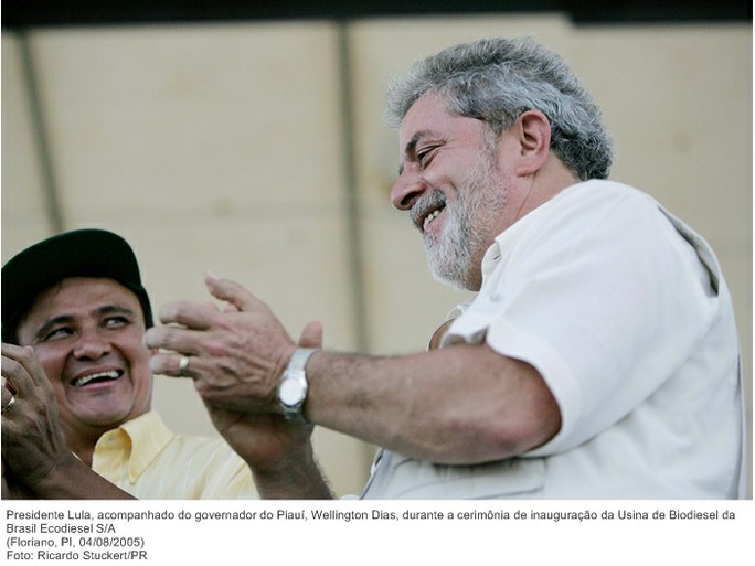 Presidente Lula, acompanhado do governador do Piauí, Wellington Dias, durante a cerimônia de inauguração da Usina de Biodiesel da Brasil Ecodiesel SA.jpg