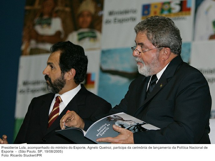 Presidente Lula, acompanhado do ministro do Esporte, Agnelo Queiroz, participa da cerimônia de lançamento da Política Nacional de Esporte.jpg