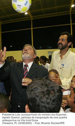 Presidente Lula, acompanhado do ministro dos Esportes, Agnelo Queiroz, participa da inauguração de uma quadra poliesportiva na Vila Irmã Dulce.jpg