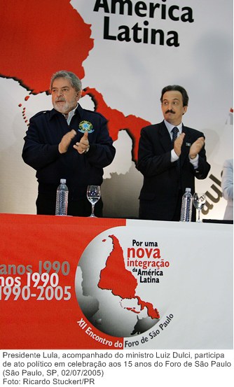 Presidente Lula, acompanhado do ministro Luiz Dulci, participa de ato político em celebração aos 15 anos do Foro de São Paulo.jpg