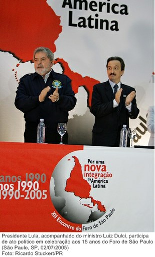 Presidente Lula, acompanhado do ministro Luiz Dulci, participa de ato político em celebração aos 15 anos do Foro de São Paulo.jpg