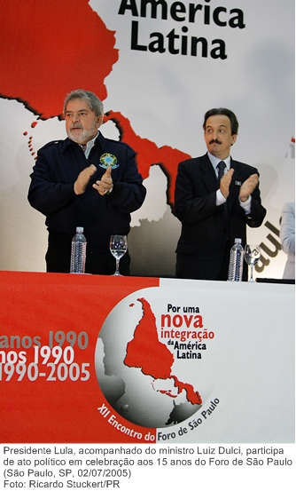 Presidente Lula, acompanhado do ministro Luiz Dulci, participa de ato político em celebração aos 15 anos do Foro de São Paulo.jpg