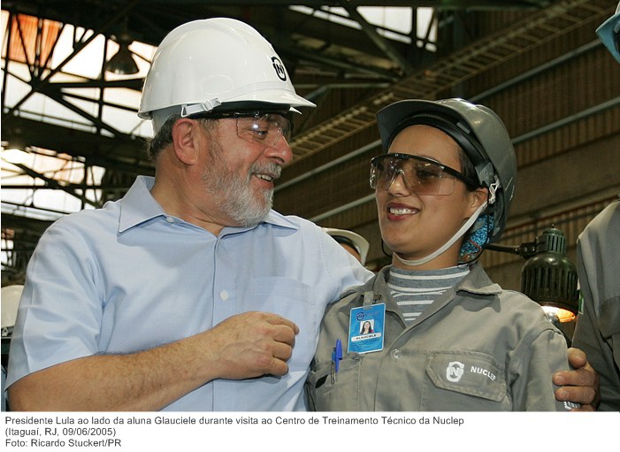Presidente Lula ao lado da aluna Glauciele durante visita ao Centro de Treinamento Técnico da Nuclep.jpg