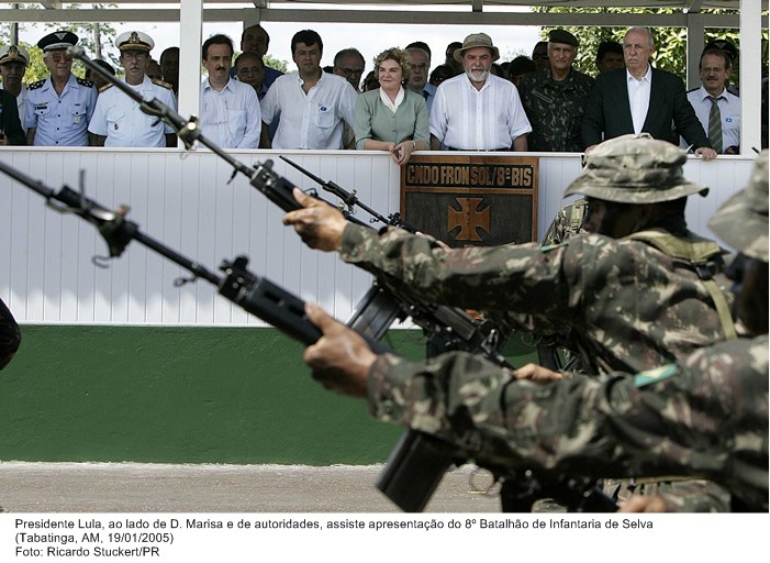 Presidente Lula, ao lado de D. Marisa e de autoridades, assiste apresentação do 8º Batalhão de Infantaria de Selva.jpg