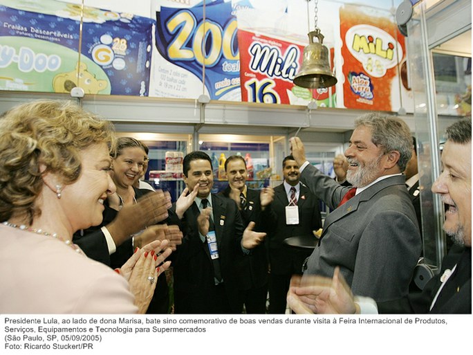 Presidente Lula, ao lado de dona Marisa, bate sino comemorativo de boas vendas durante visita à Feira Internacional de Produtos, Serviços, Equipamentos e Tecnologia para Supermercados.jpg