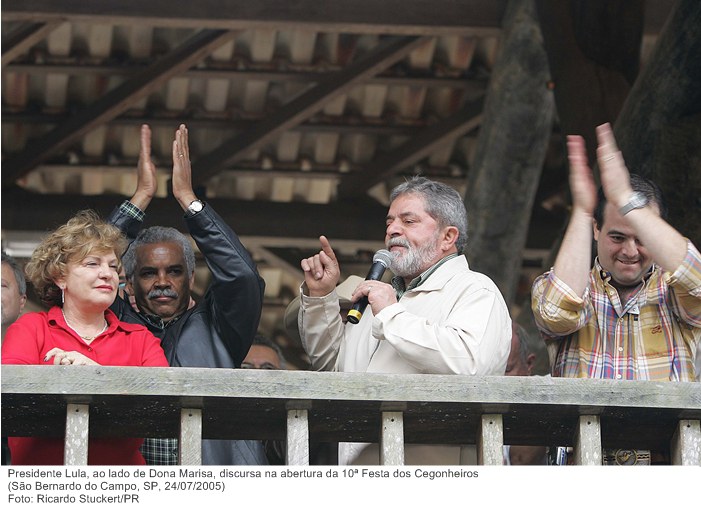 Presidente Lula, ao lado de Dona Marisa, discursa na abertura da 10ª Festa dos Cegonheiros.jpg