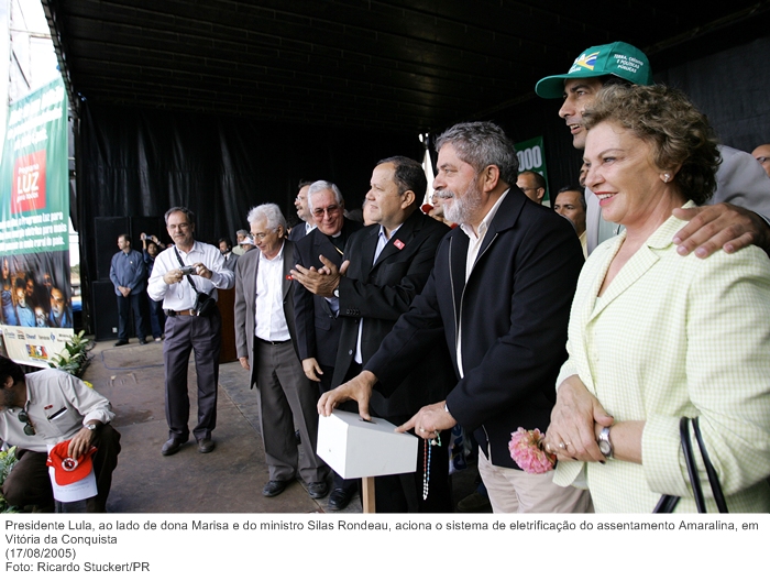 Presidente Lula, ao lado de dona Marisa e do ministro Silas Rondeau, aciona o sistema de eletrificação do assentamento Amaralina, em Vitória da Conquista.jpg